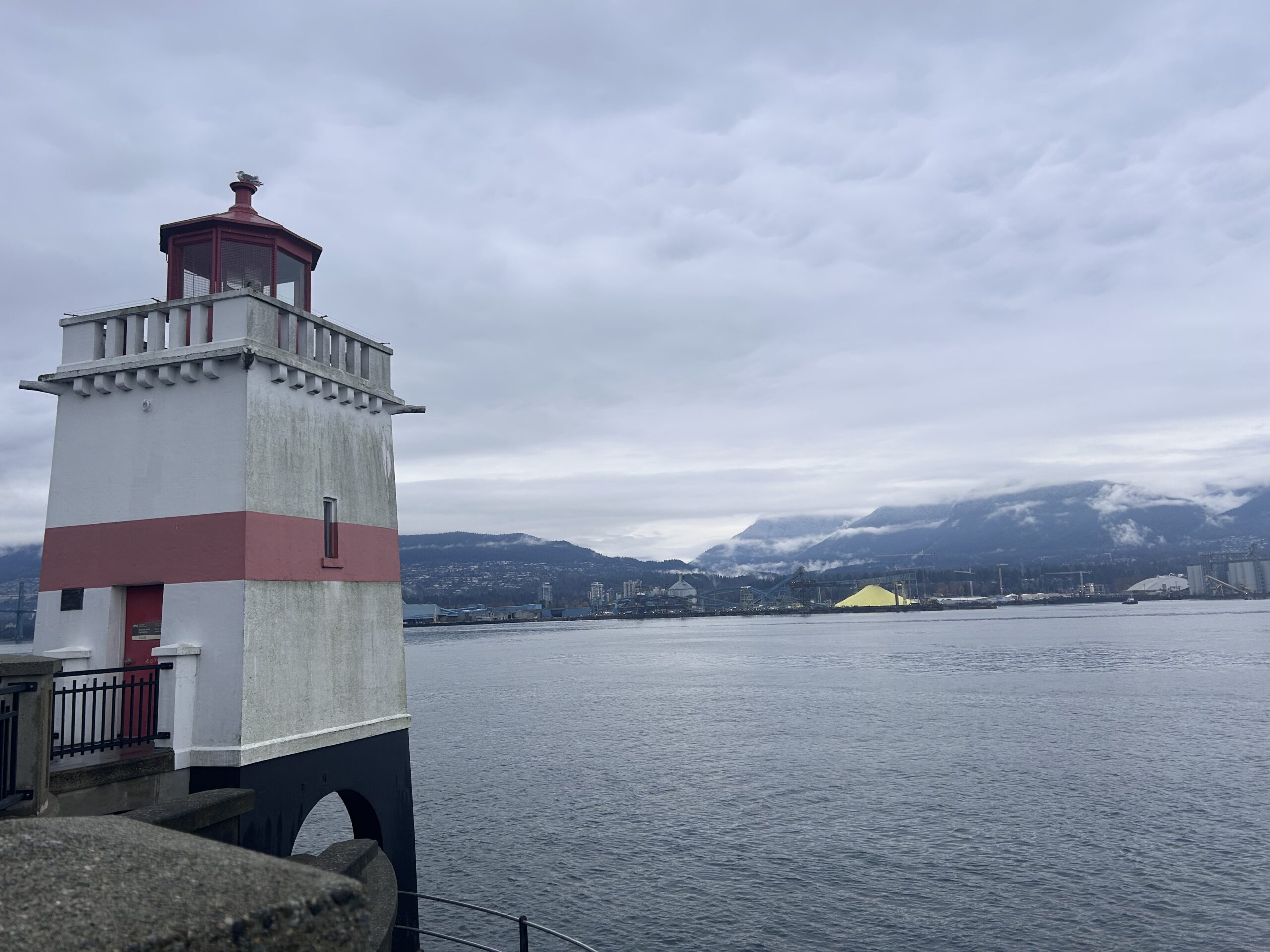 加拿大燈塔及水面